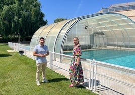 Los ediles Jorge Valiente y Marta Labrador junto a la cubierta de la piscina climatizada que se va a reparar.