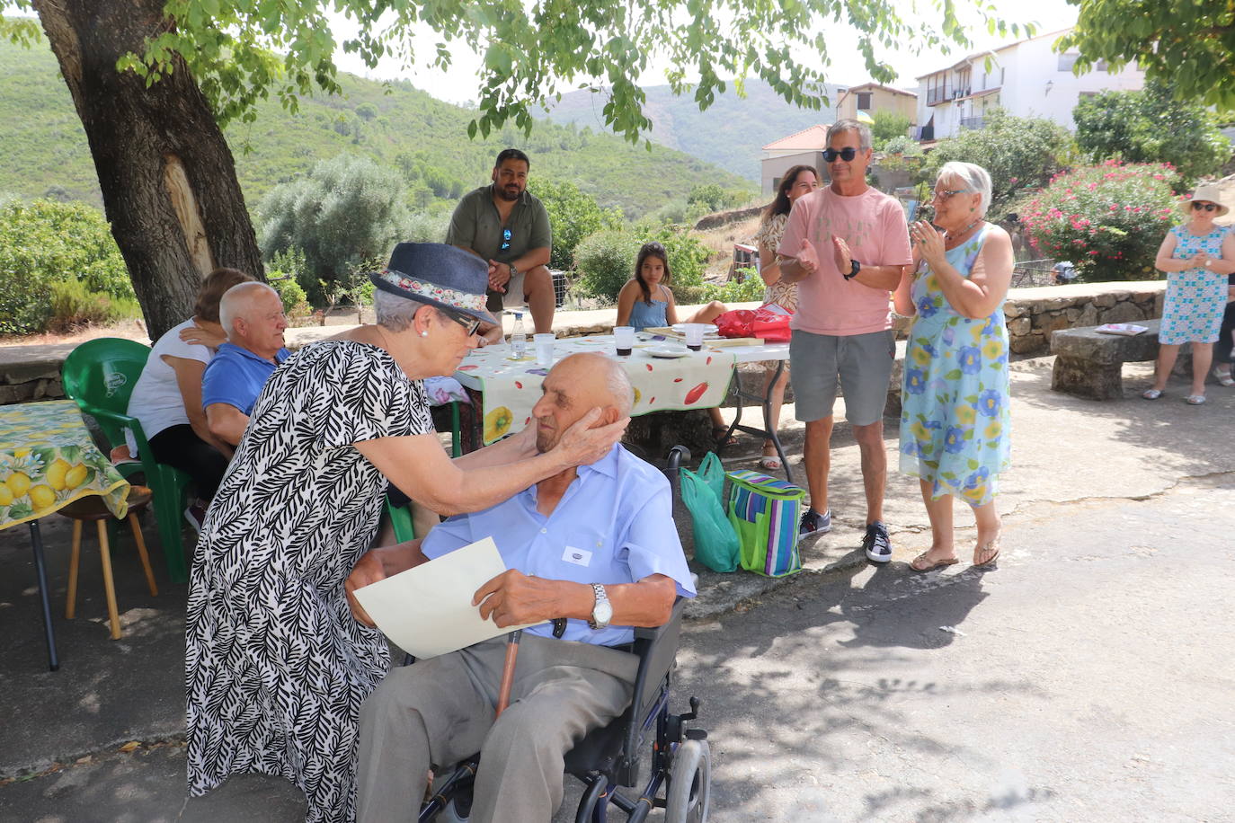 Molinillo disfruta de su paella y de su abuelo centenario