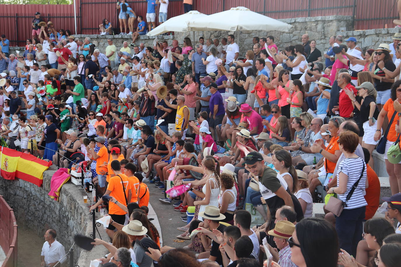 Peñas y toros, animada tarde festiva en el coso de Los Santos