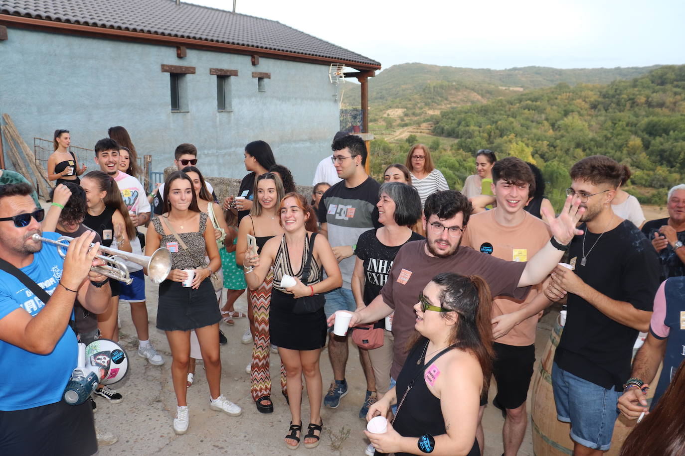 Santibáñez de la Sierra disfruta de sus bodegas a ritmo de charanga