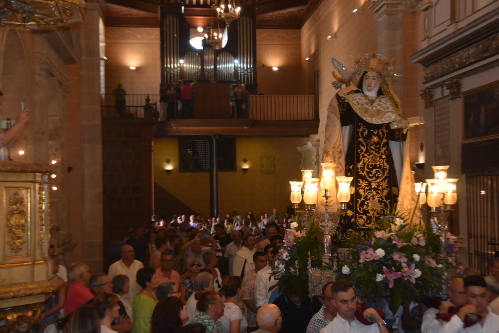 Emotiva salida de clausura de Santa Teresa en Alba