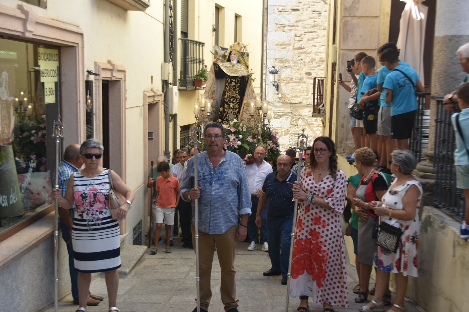 Emotiva salida de clausura de Santa Teresa en Alba