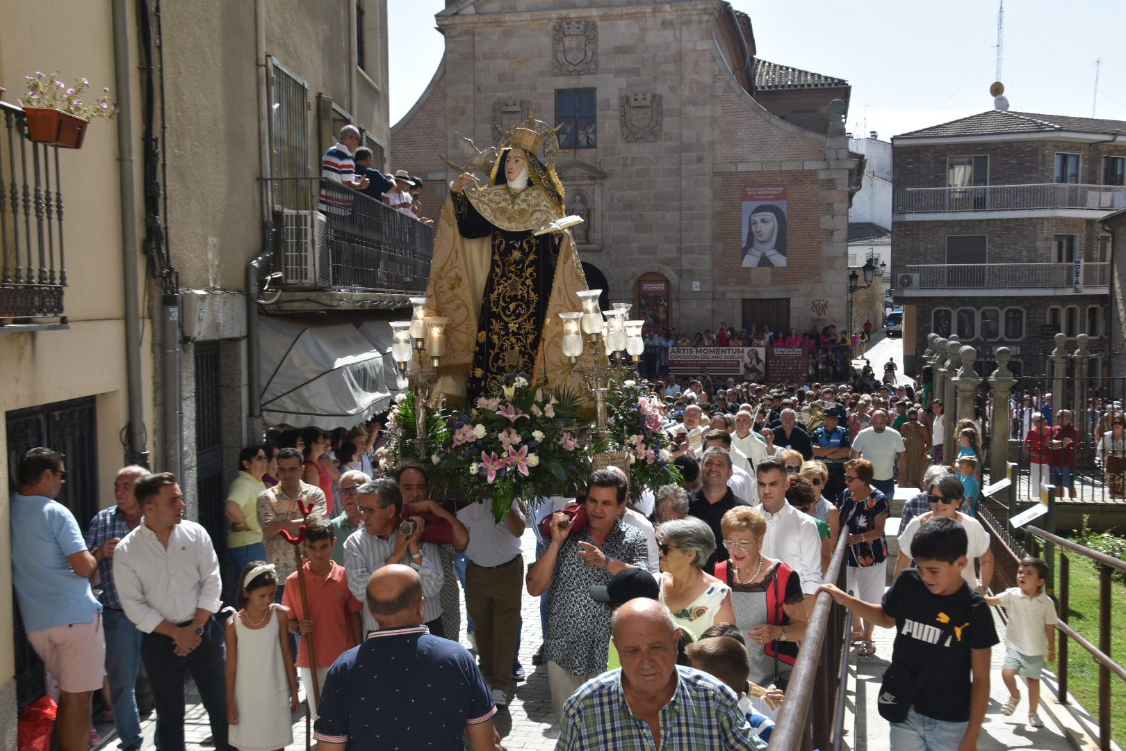 Emotiva salida de clausura de Santa Teresa en Alba