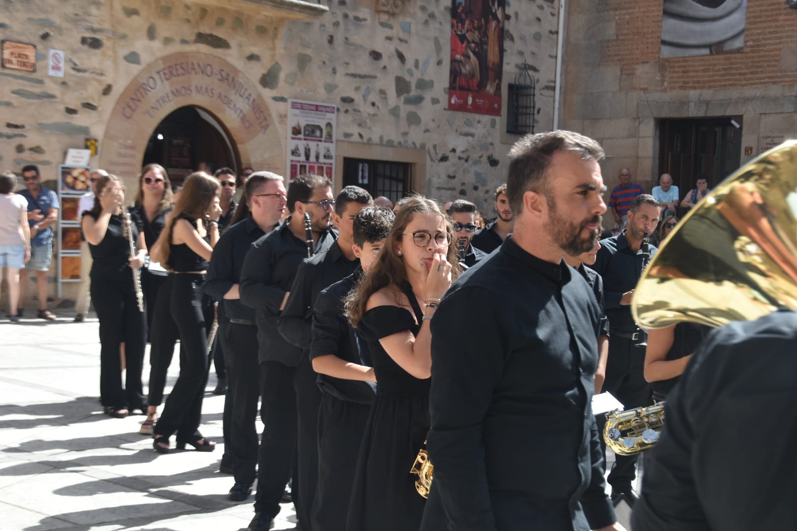 Emotiva salida de clausura de Santa Teresa en Alba