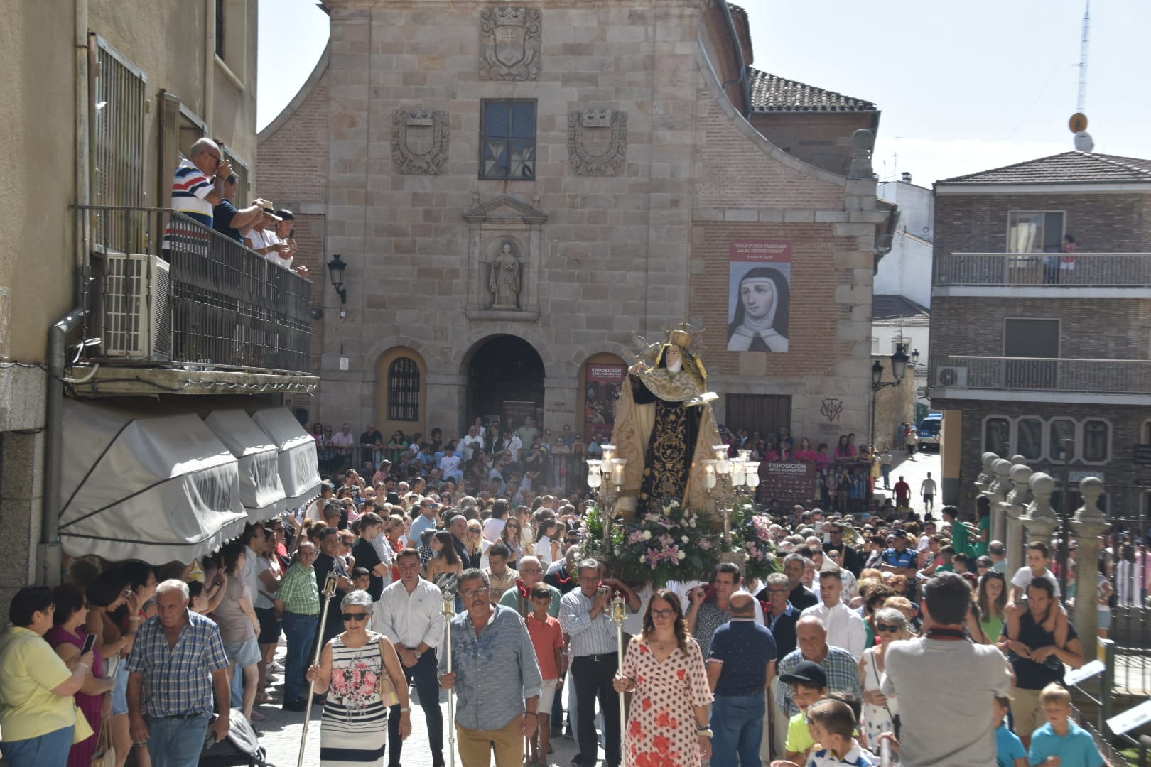 Emotiva salida de clausura de Santa Teresa en Alba