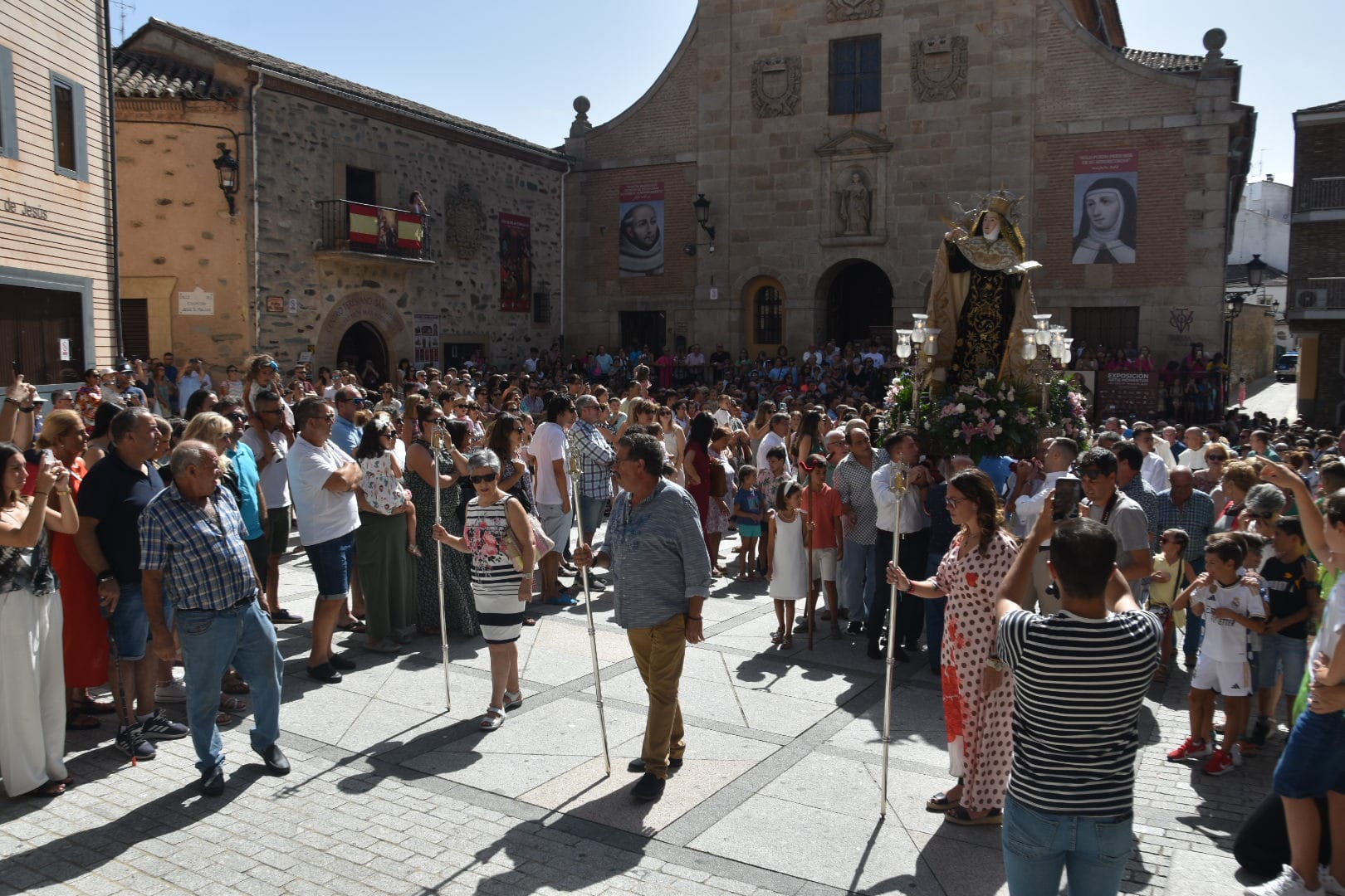 Emotiva salida de clausura de Santa Teresa en Alba