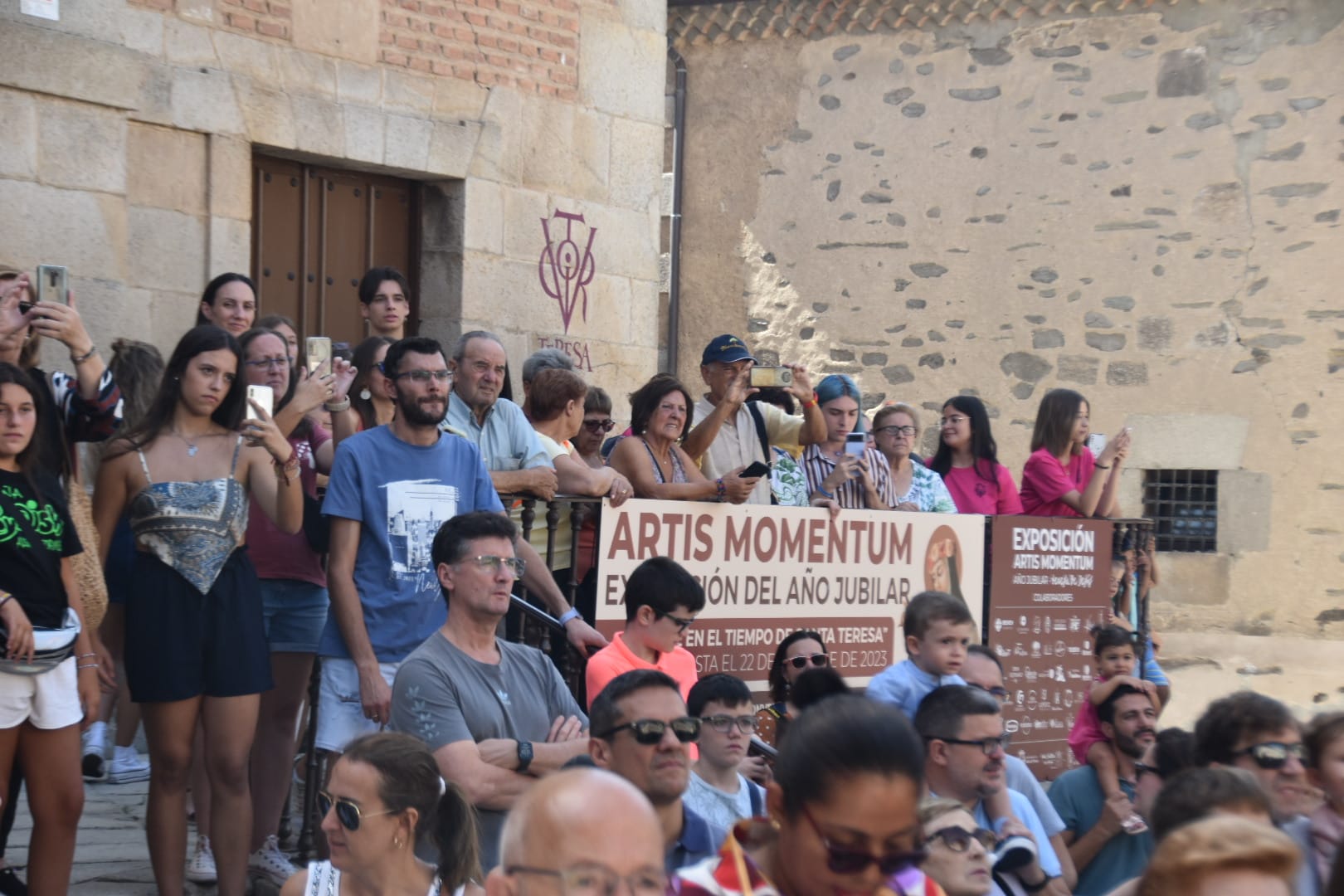 Emotiva salida de clausura de Santa Teresa en Alba