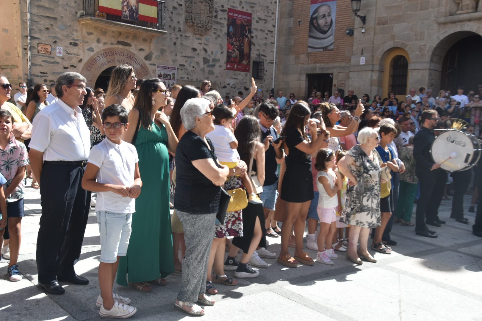 Emotiva salida de clausura de Santa Teresa en Alba