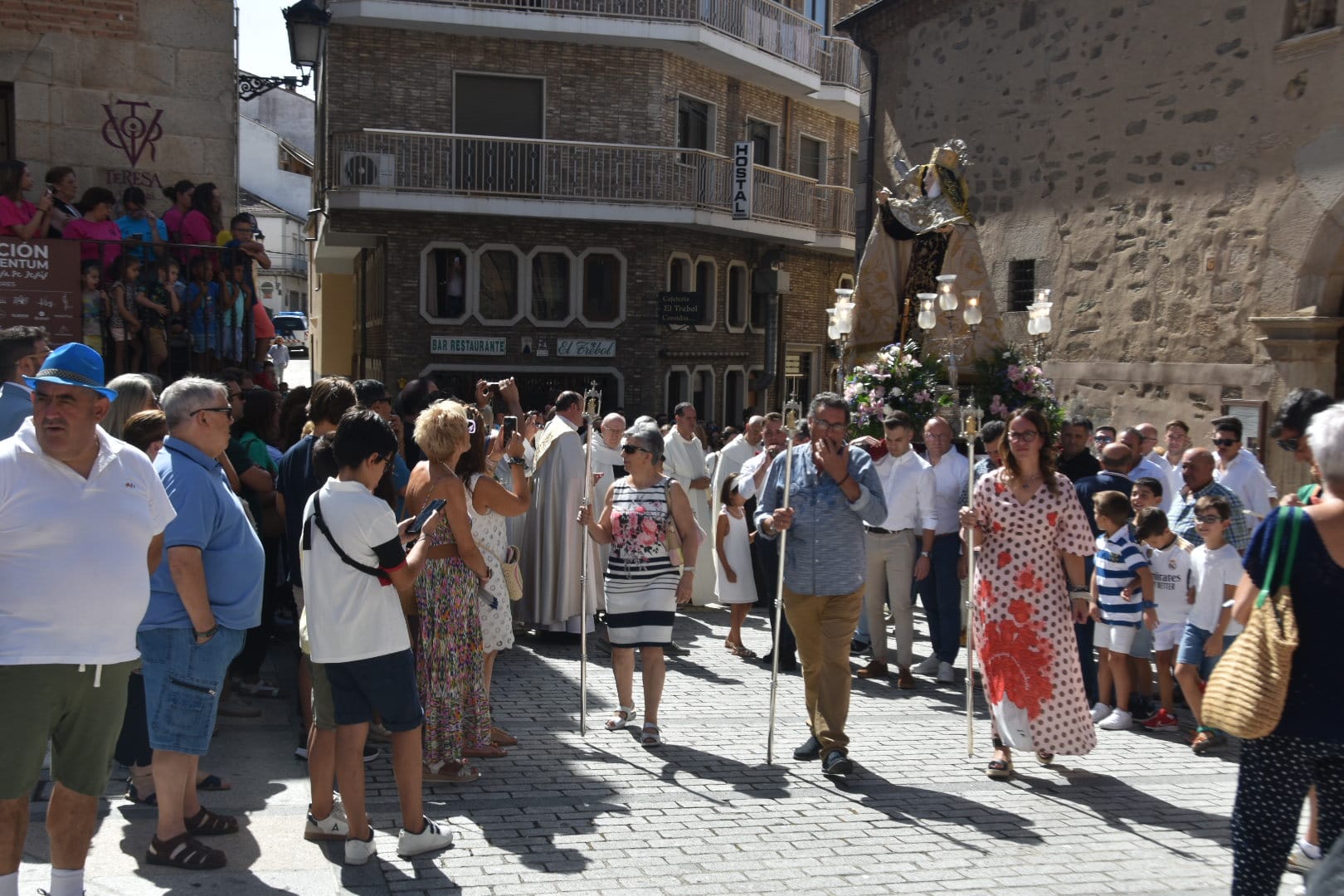 Emotiva salida de clausura de Santa Teresa en Alba