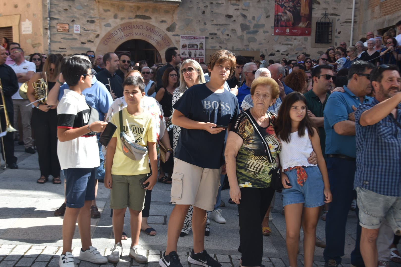 Emotiva salida de clausura de Santa Teresa en Alba