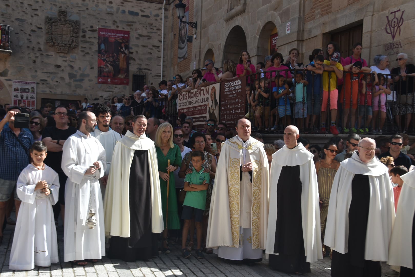 Emotiva salida de clausura de Santa Teresa en Alba