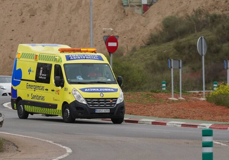 Una ambulancia del Sacyl se trasladó al lugar para asistir al herido.