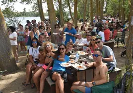 Las grandes mesas de la comida de hermandad en Villagonzalo de Tormes