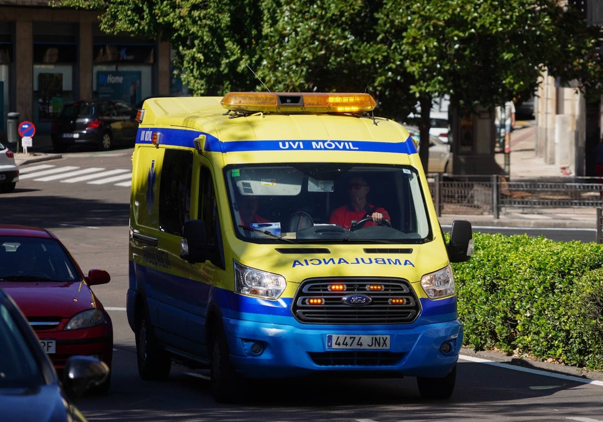 Una ambulancia en las calles de Salamanca.