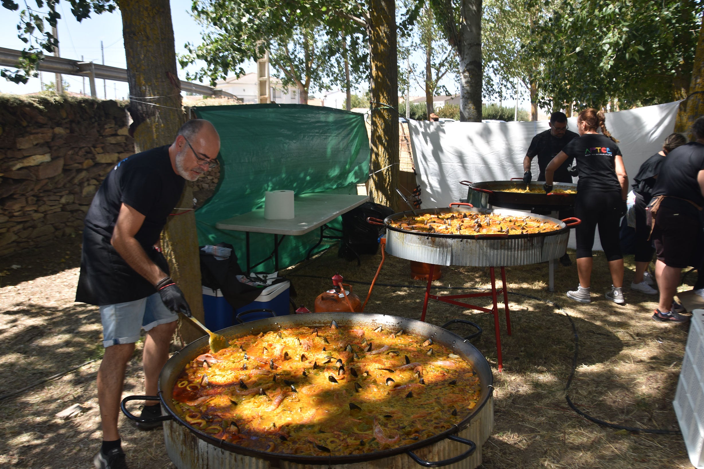 Golpejas despide sus fiestas con 400 raciones de paella