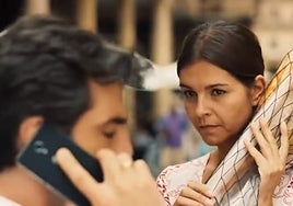 Fotograma de la protagonista con un jamón ibérico al hombro.