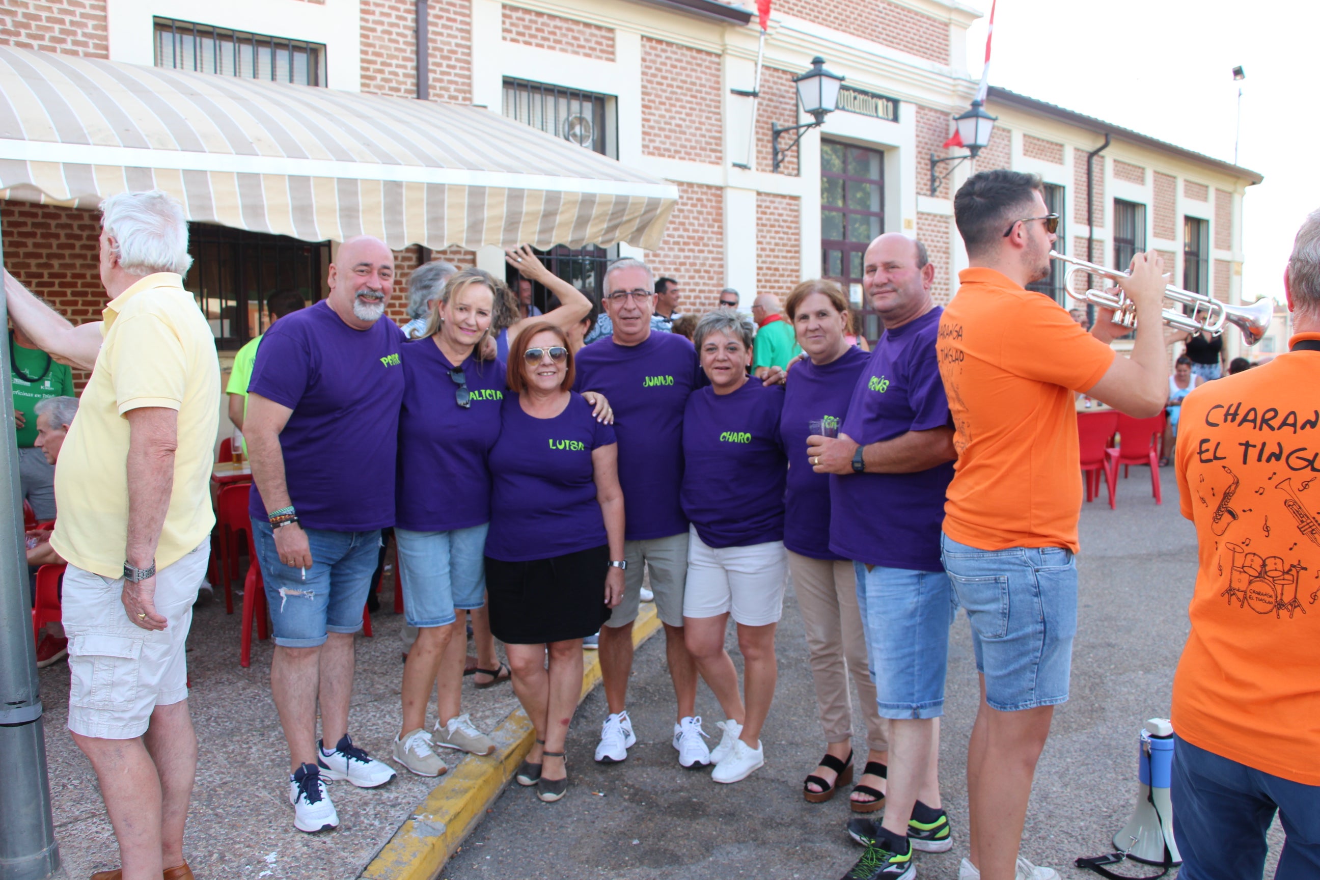 Las peñas llenan de animación las calles de Villaflores