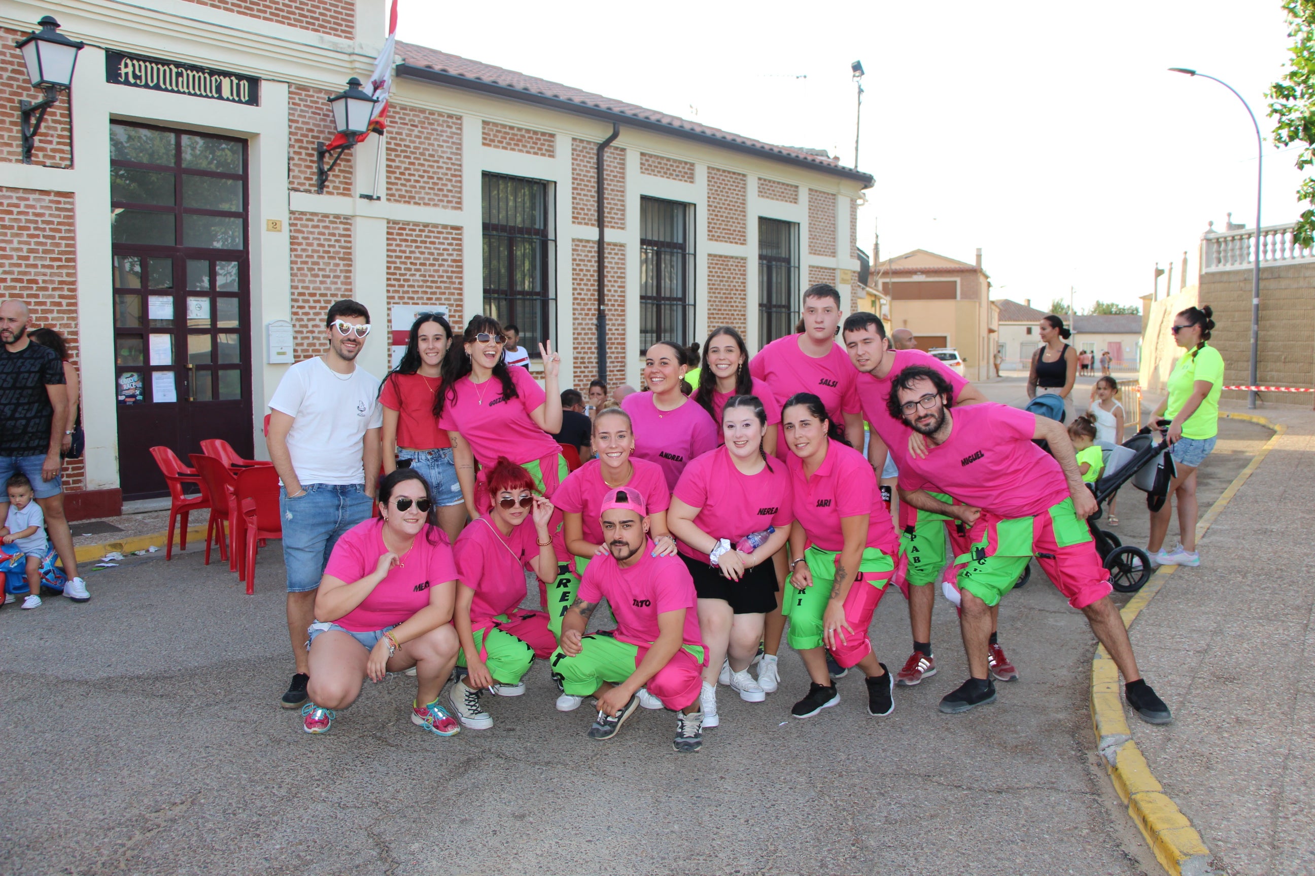 Las peñas llenan de animación las calles de Villaflores