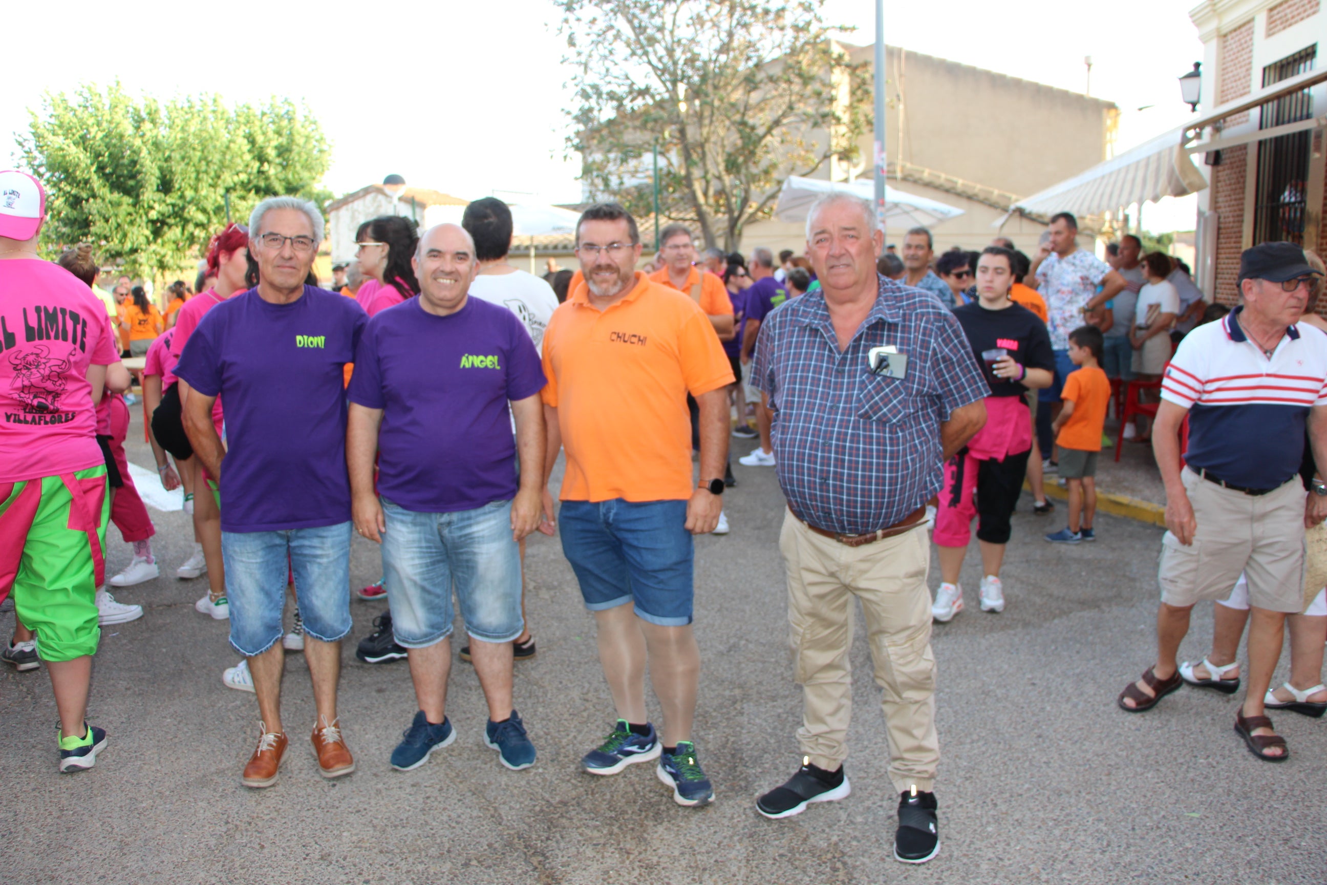 Las peñas llenan de animación las calles de Villaflores