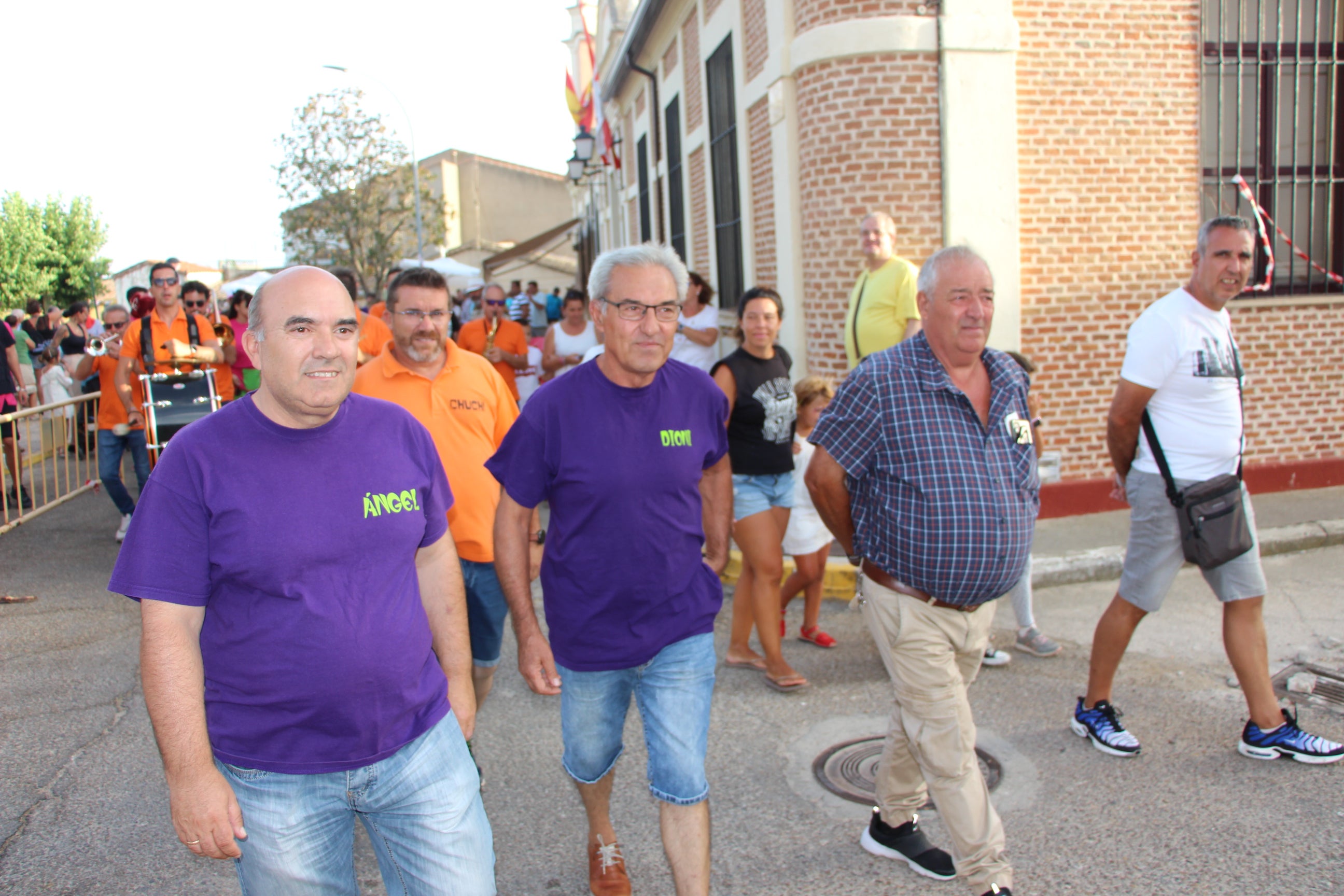 Las peñas llenan de animación las calles de Villaflores