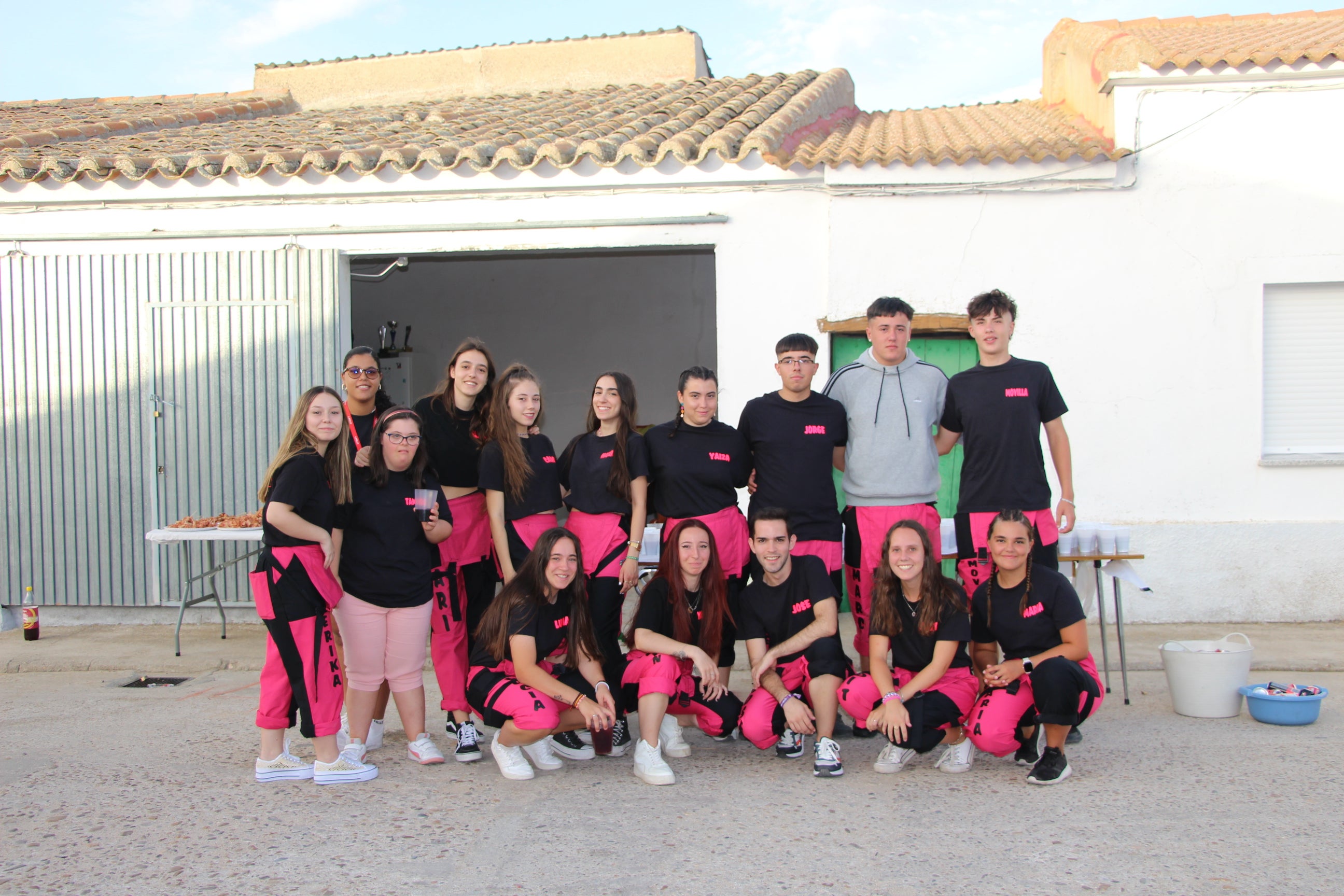 Las peñas llenan de animación las calles de Villaflores