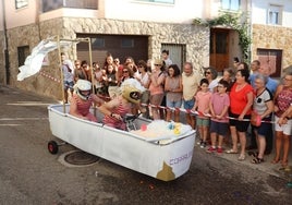 Imagen del auto de los Corraleros durante su bajada por la calle Larga. Fue el ganador del vehículo más original