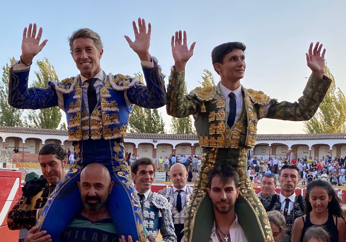 Manuel Escribano y Manuel Diosleguarde, a hombros en el coso de La Florida al terminar el festejo.