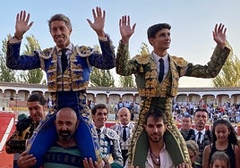Manuel Escribano y Manuel Diosleguarde, a hombros en el coso de La Florida al terminar el festejo.