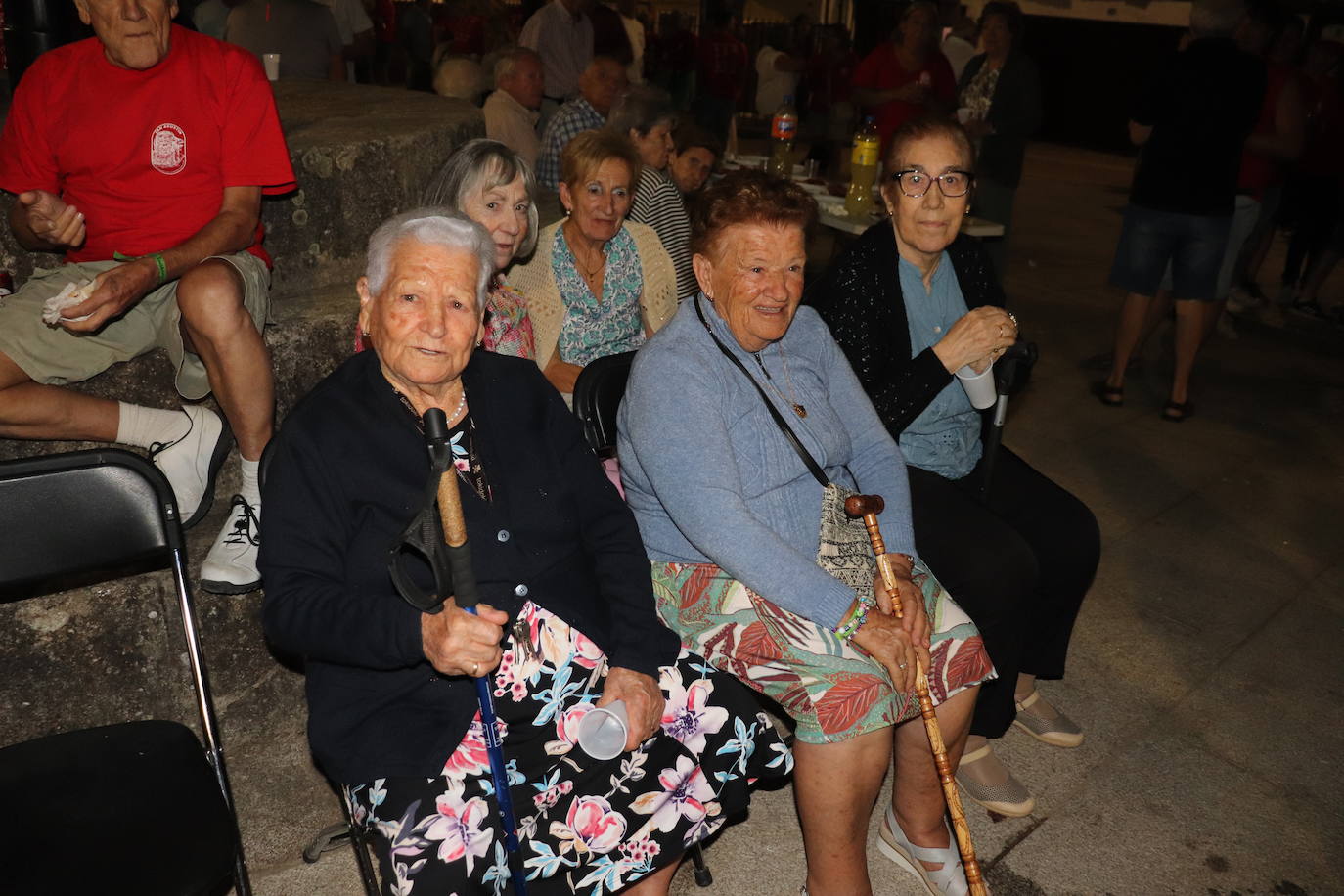 Las peñas animan la noche en Santibáñez de la Sierra