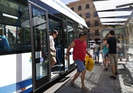 Usuarios de la línea 2 de autobús bajando del vehículo en la plaza de San Julián.