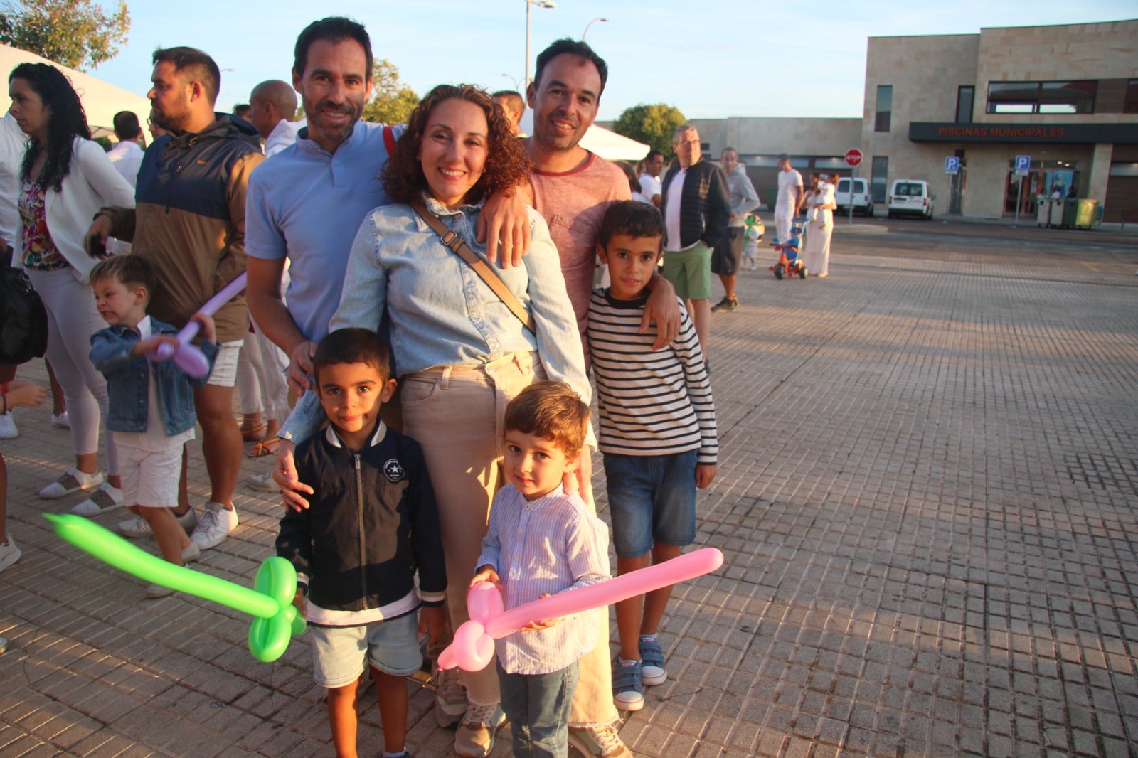 Villares disfruta de su gran fiesta de aire ibicenco para poner fin al verano