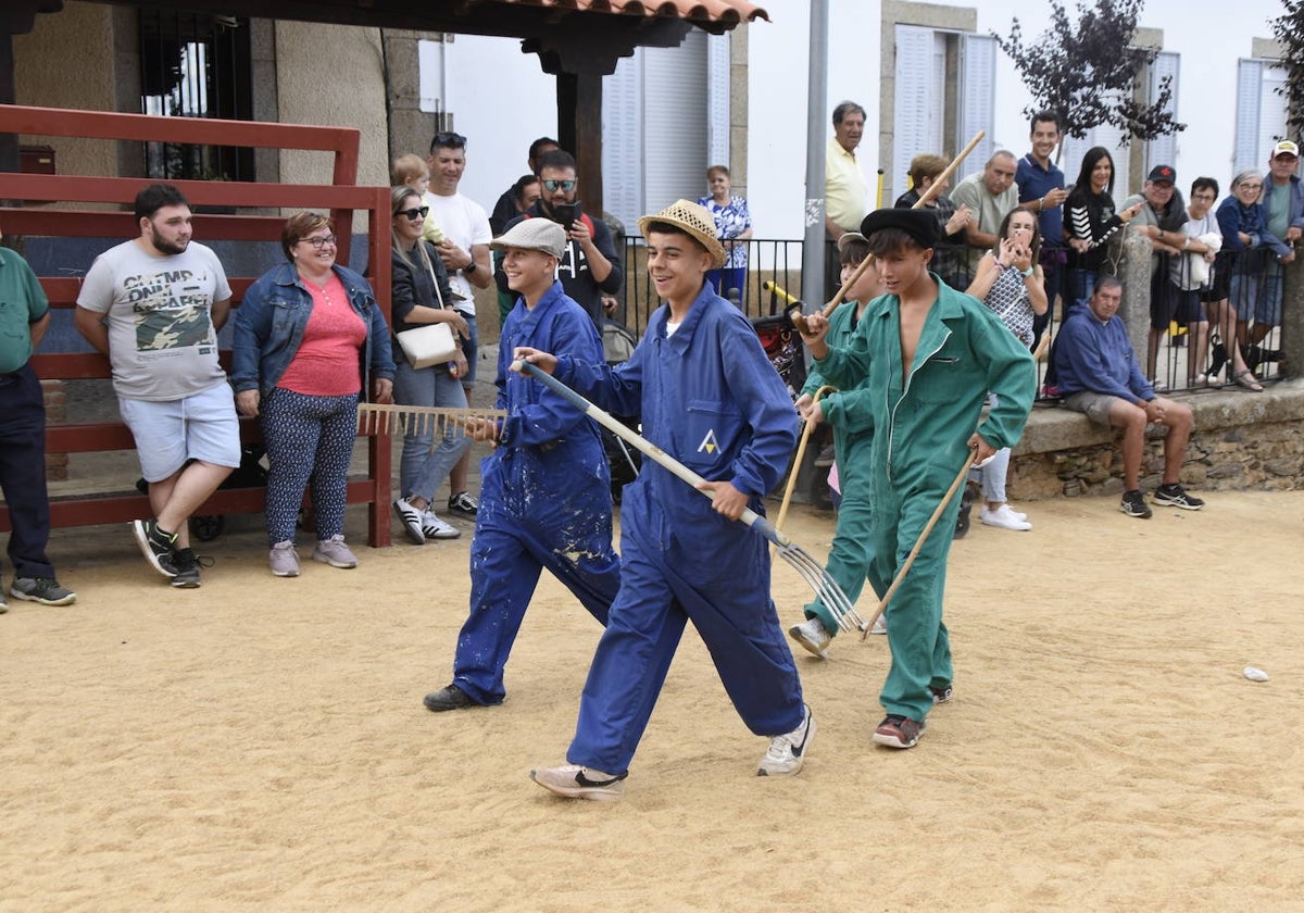 El Cabaco cierra las fiestas de San Juan con una animada mascarada