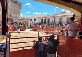 Miembros de la asociación Cultural Taurina de Villavieja de Yeltes presencian el encierro desde los toriles de la plaza