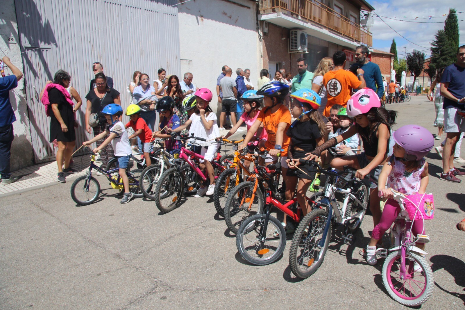Cien ciclistas en la tradicional carrera anual de cintas de La Vellés