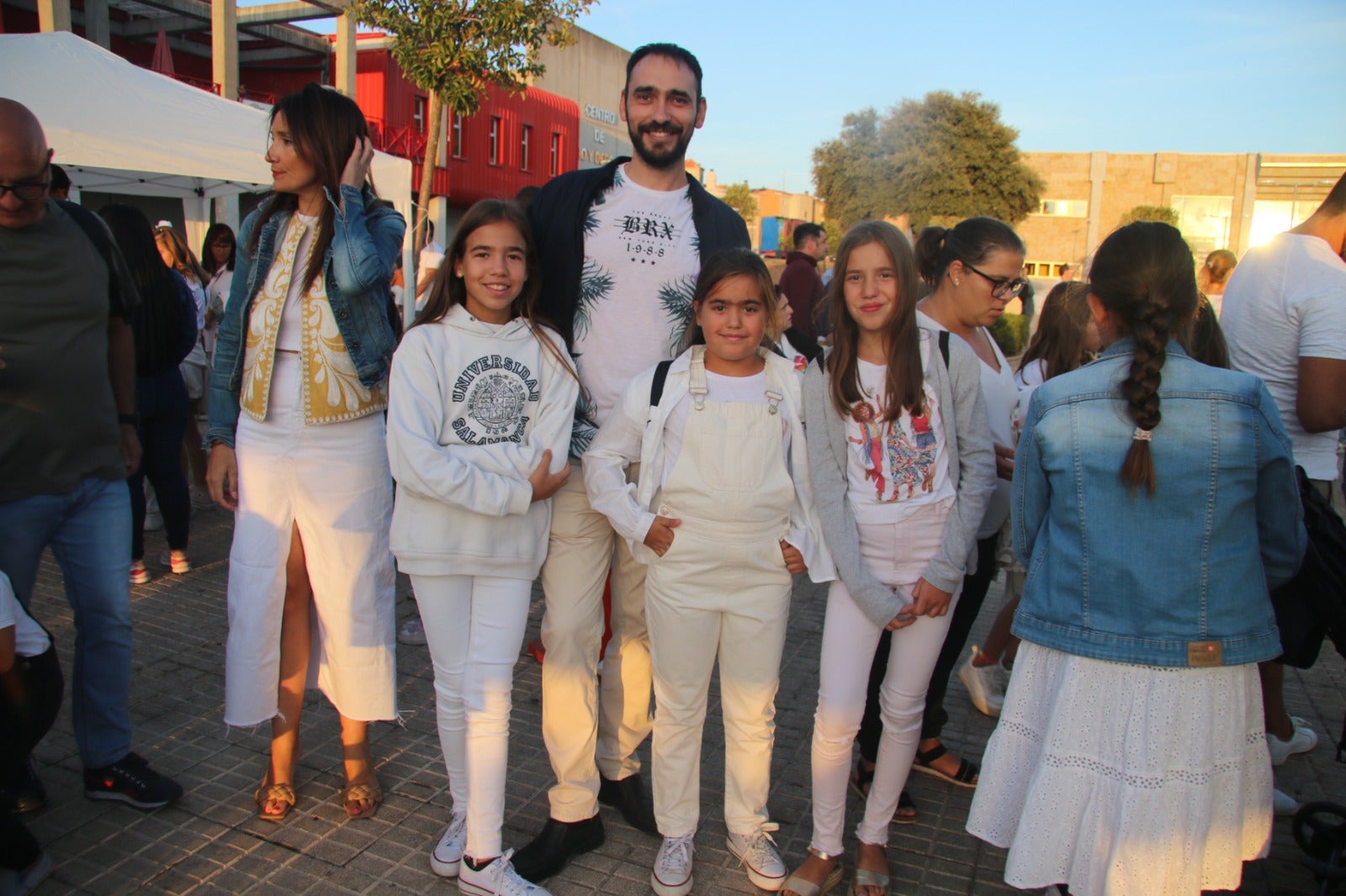 Villares disfruta de su gran fiesta de aire ibicenco para poner fin al verano