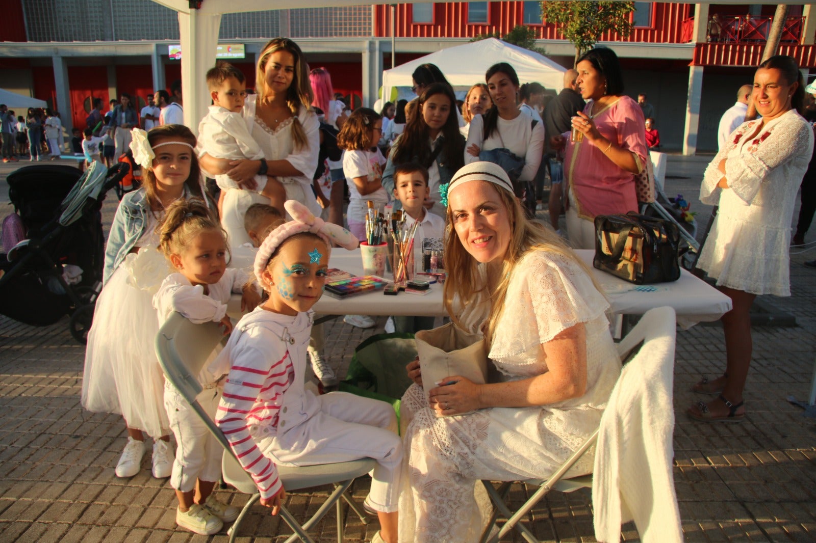 Villares disfruta de su gran fiesta de aire ibicenco para poner fin al verano