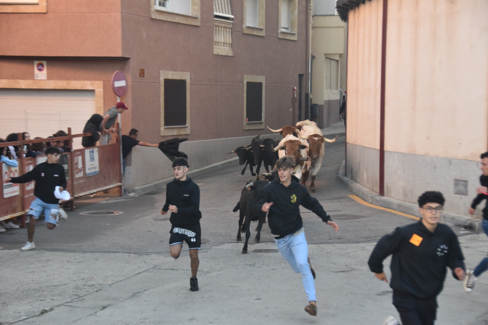 Chocolatada y encierro para abrir el día festivo en Alba de Tormes