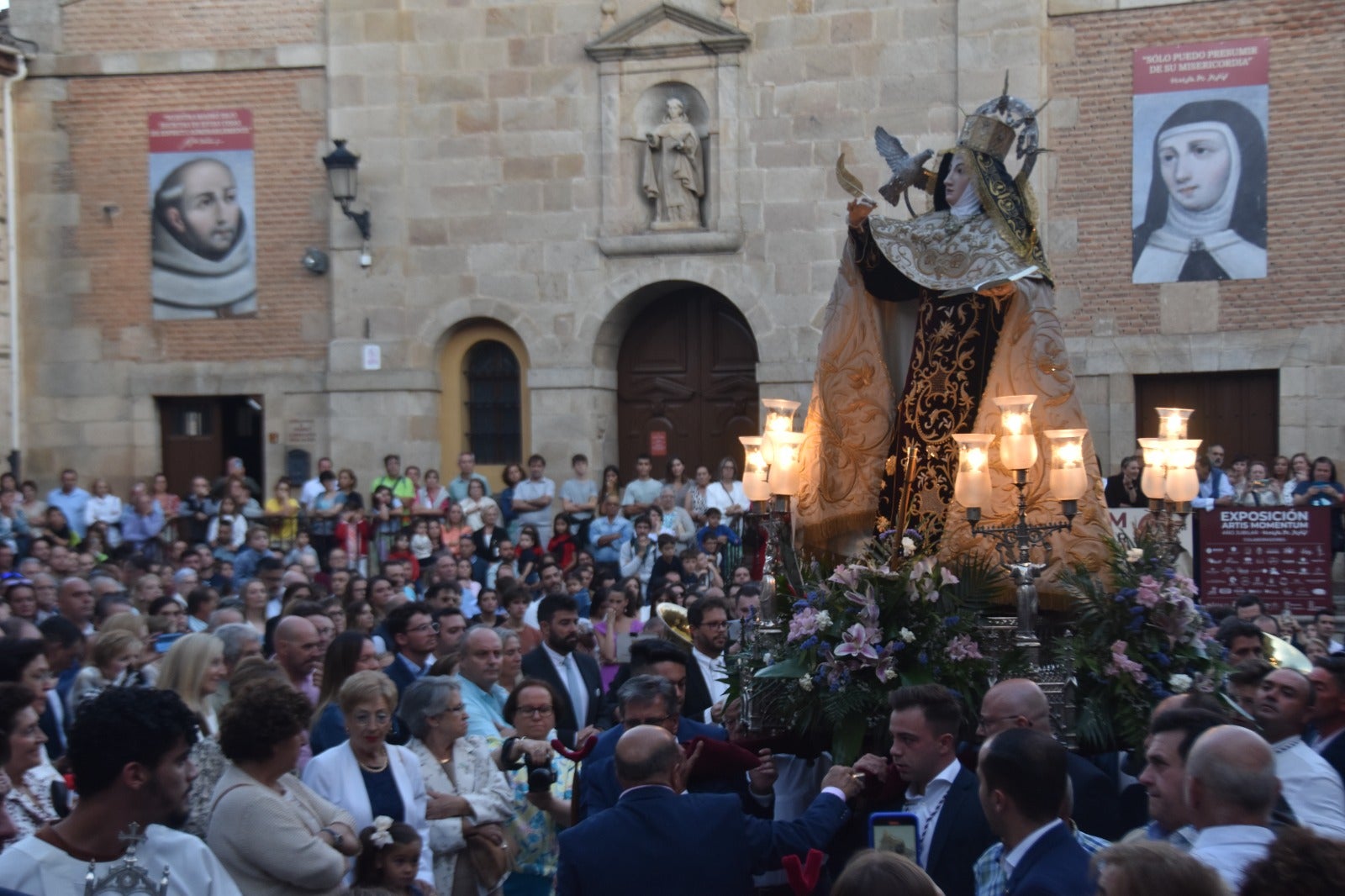 Alba arropa a Santa Teresa en su vuelta a clausura hasta octubre