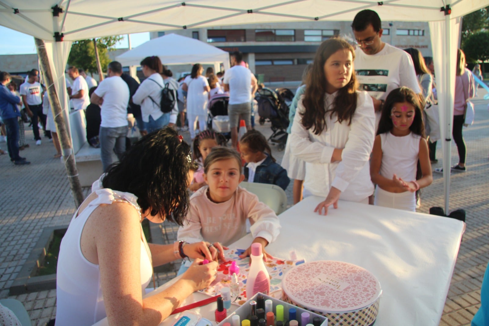 Villares disfruta de su gran fiesta de aire ibicenco para poner fin al verano