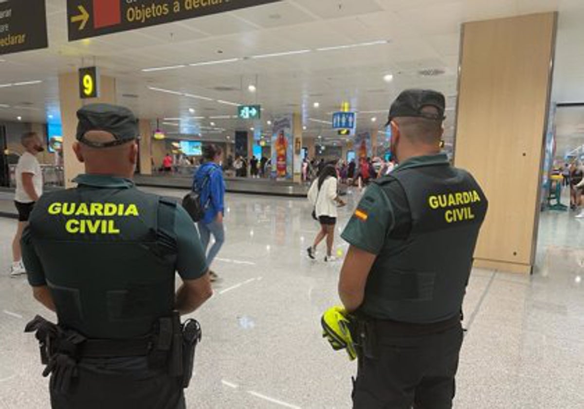 Cuerpos de la Guardia Civil en el aeropuerto.