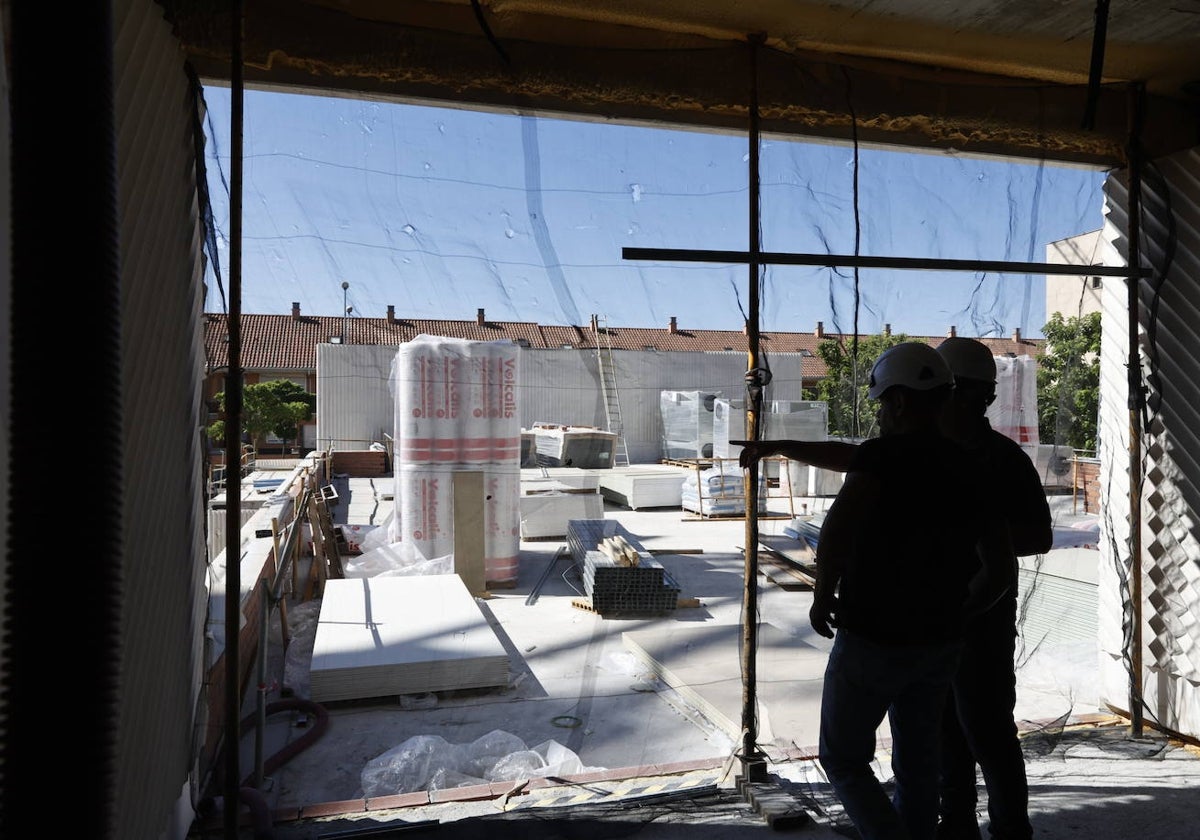 Dos operarios, en la obra del nuevo centro de mayores que se ejecuta en el barrio de Chamberí.