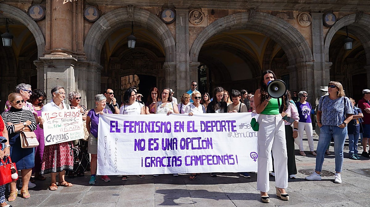 Protesta feminista contra Rubiales en la Plaza Mayor de Salamanca
