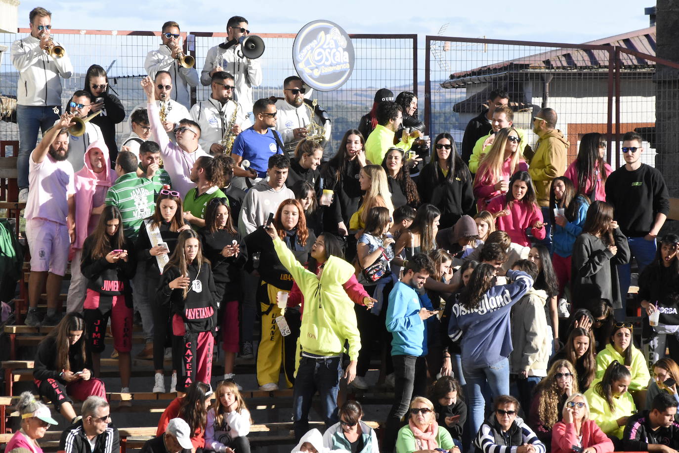 Las incombustibles peñas de Aldeadávila de la Ribera despiden las fiestas de San Bartolo