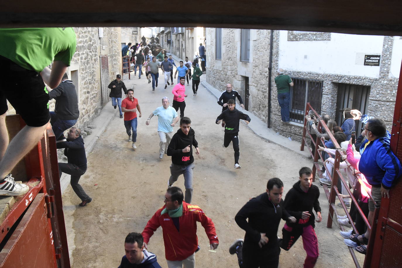 Las incombustibles peñas de Aldeadávila de la Ribera despiden las fiestas de San Bartolo