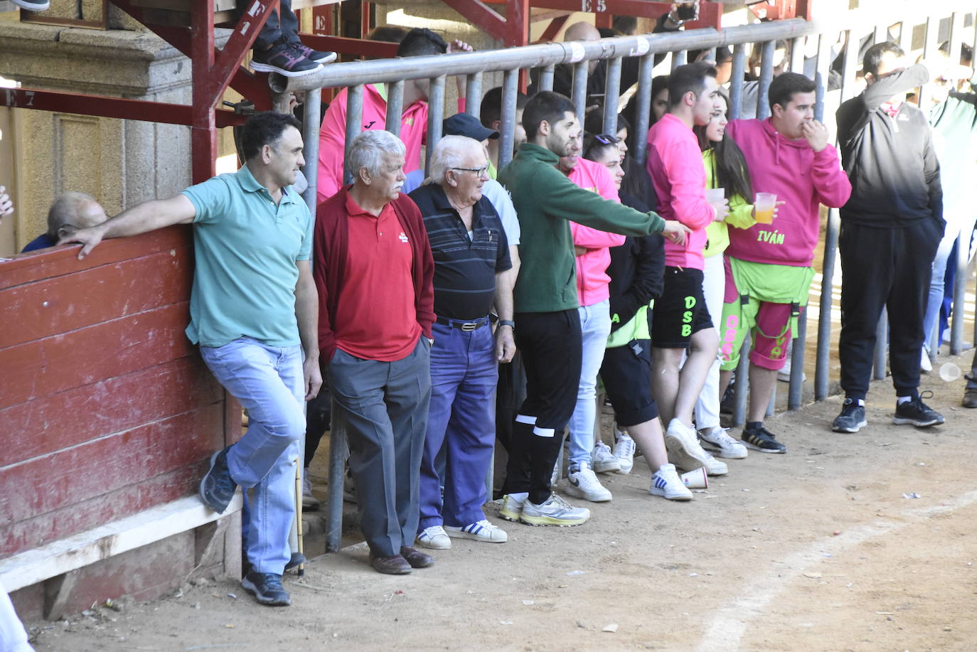 Las incombustibles peñas de Aldeadávila de la Ribera despiden las fiestas de San Bartolo