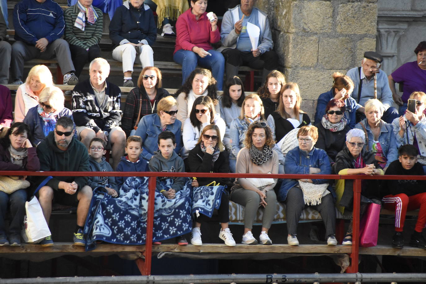 Las incombustibles peñas de Aldeadávila de la Ribera despiden las fiestas de San Bartolo