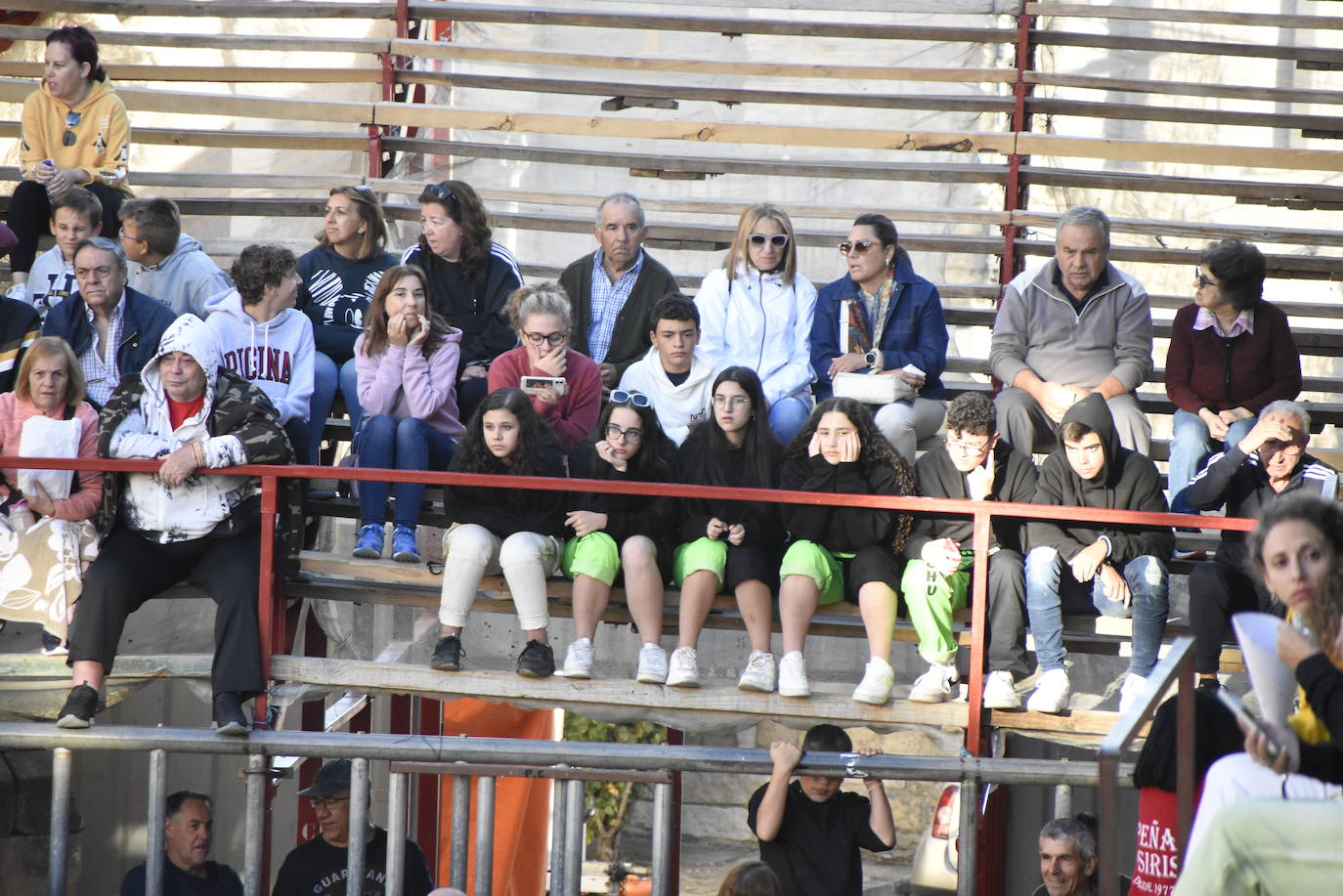 Las incombustibles peñas de Aldeadávila de la Ribera despiden las fiestas de San Bartolo