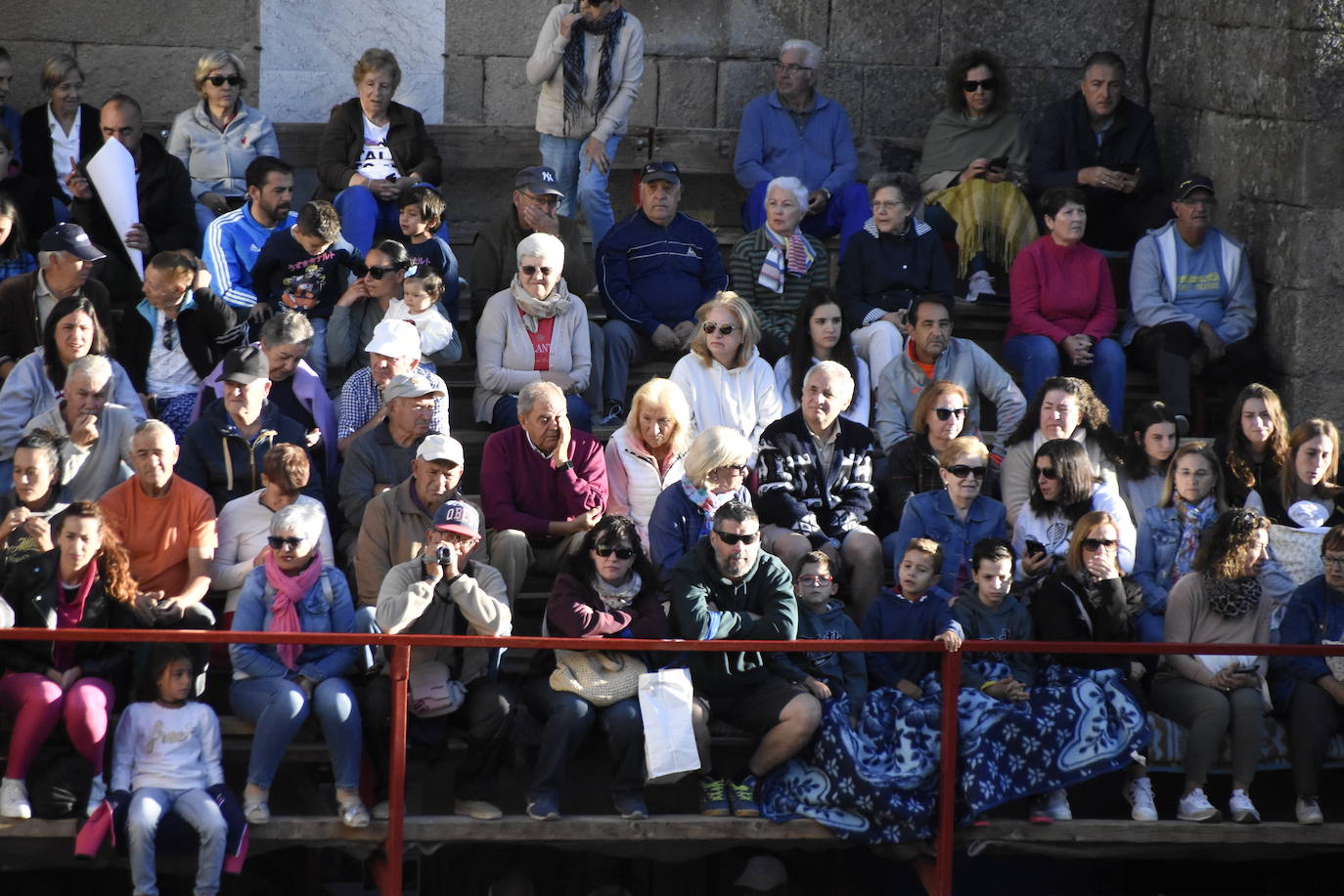 Las incombustibles peñas de Aldeadávila de la Ribera despiden las fiestas de San Bartolo