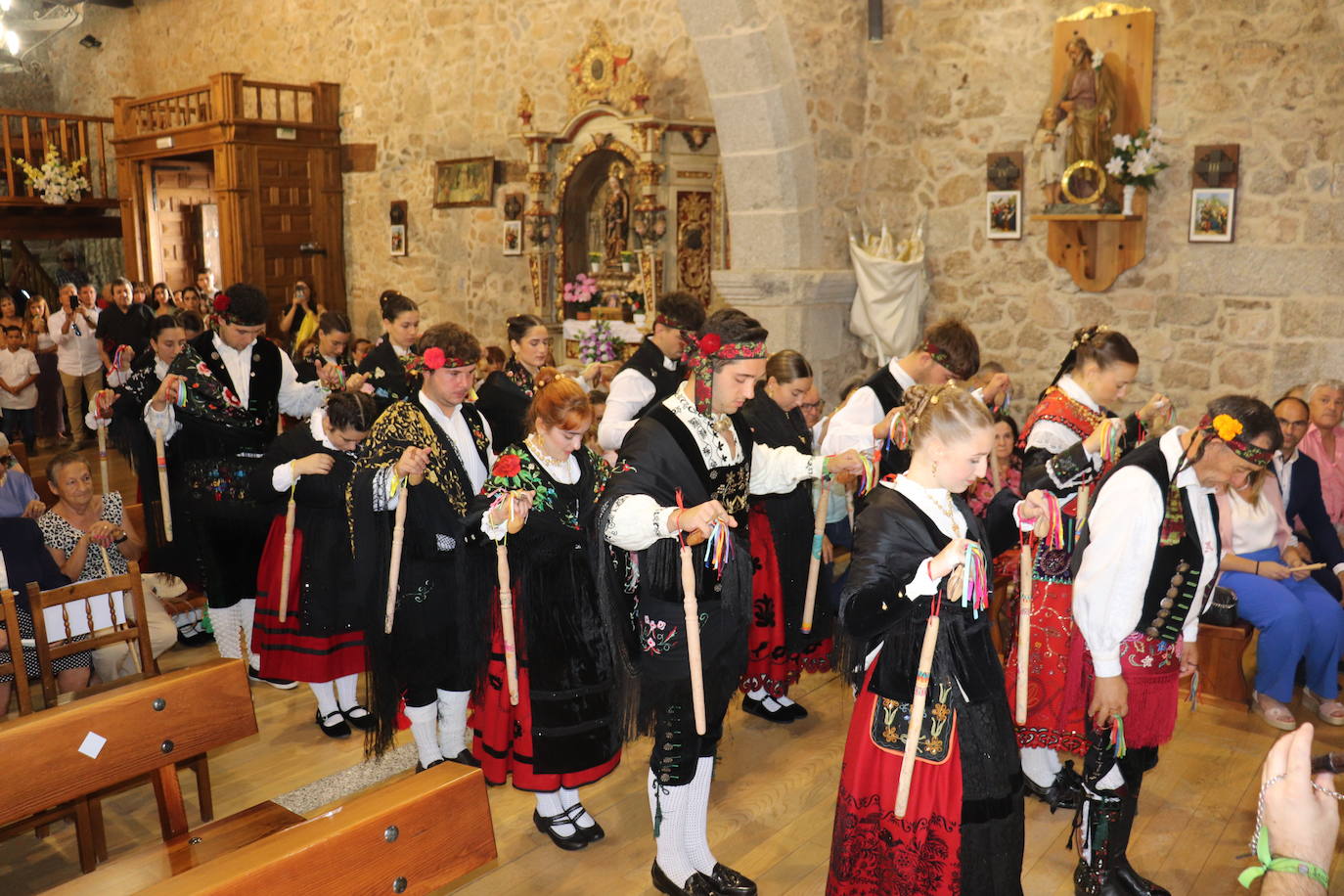 Las danzas unen a Santibáñez de la Sierra en torno a San Agustín