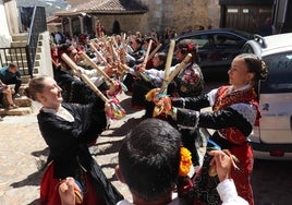 Las danzas protagonizaron la jornada, tanto en la misa, como en la procesión y el ofertorio